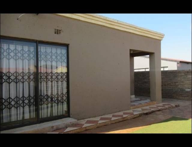 6 BEDROOM HOUSE FOR SALE IN PROTEA GARDEN